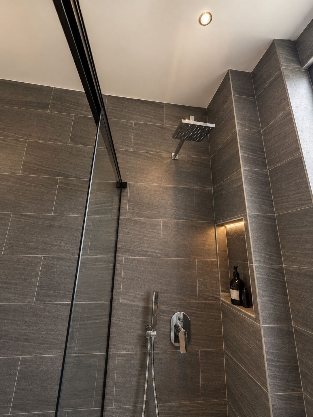 A rainfall shower with chrome fittings. Ikaze, Kicukiro.