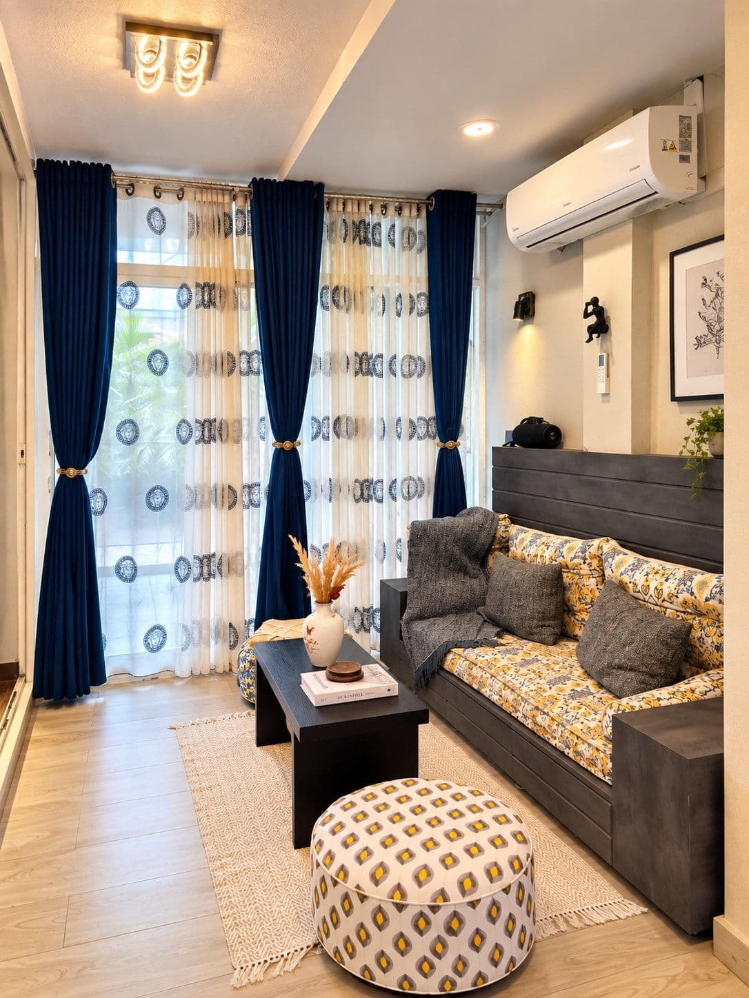 A second sitting nook, with a grey sofa and patterned curtains. Irebero, Rebero.