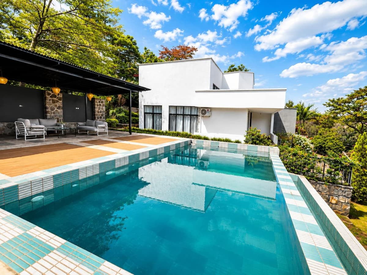 The infinity pool at Urugwiro, in 2,000 m² of grounds, Kacyiru, Kigali