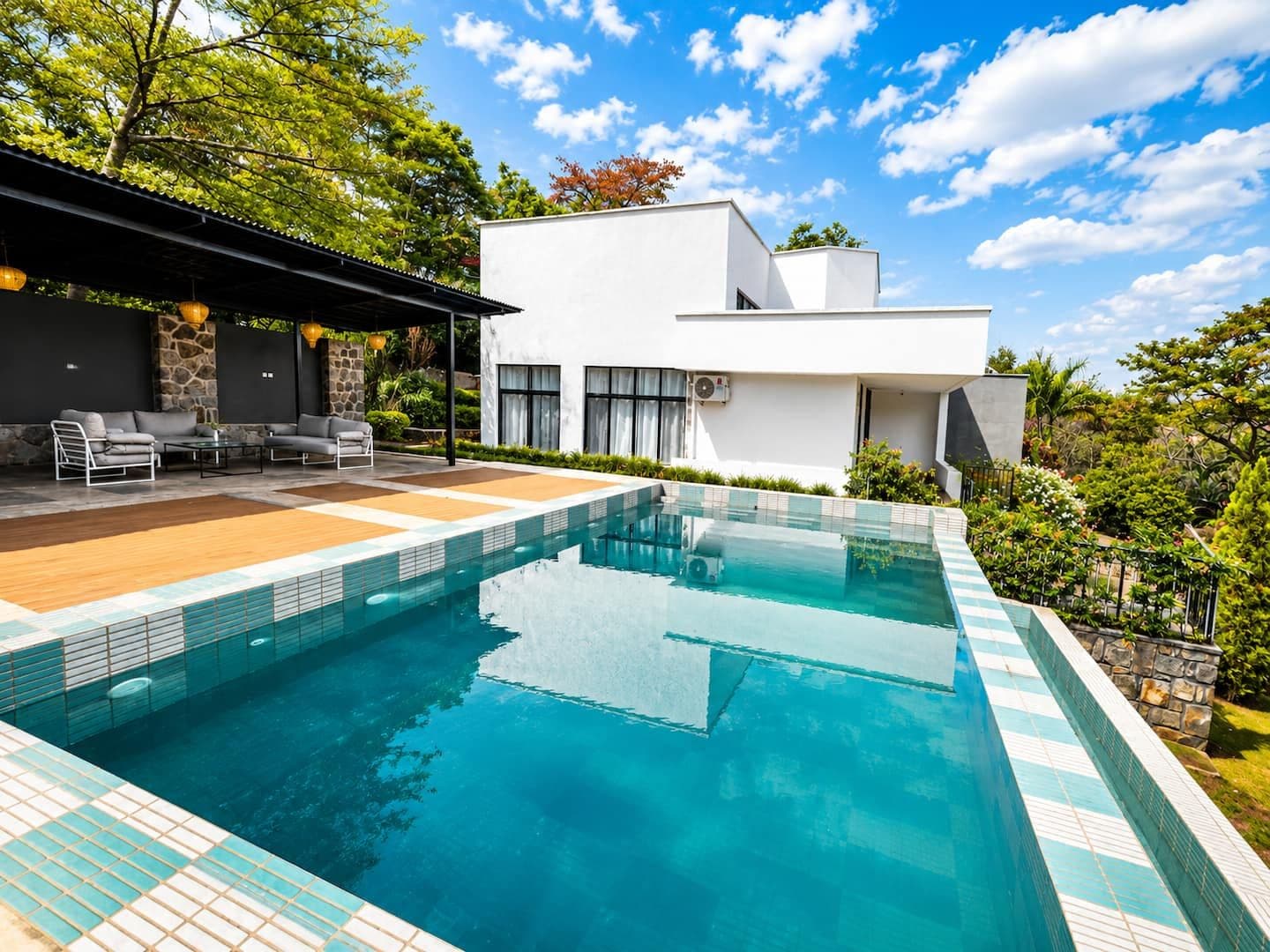 The infinity pool, in 2,000 m² of landscaped grounds